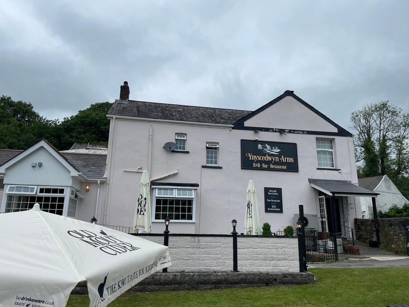 Ynyscedwyn Arms Otel Ystradgynlais Dış mekan fotoğraf